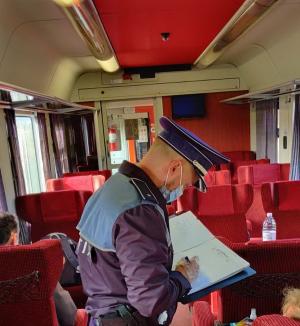 Controale în trenuri de călători şi staţii CFR, în Bihor. Câţi călători au fost prinşi fără mască de protecţie (FOTO)
