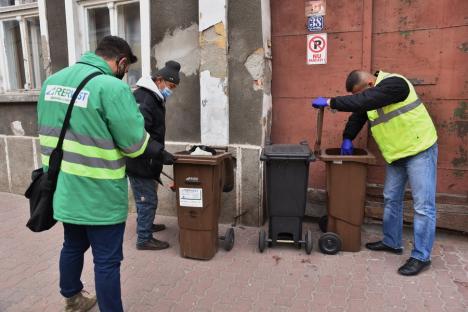 Colectare... corectată: O echipă mixtă de control ia la pas străzile Oradiei şi verifică modul în care oamenii aruncă gunoaiele (FOTO)