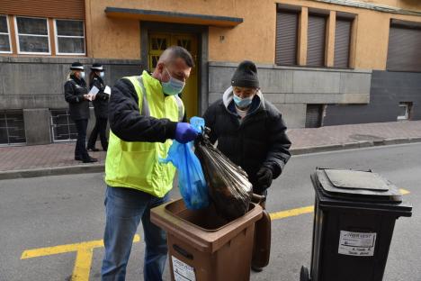 Colectare... corectată: O echipă mixtă de control ia la pas străzile Oradiei şi verifică modul în care oamenii aruncă gunoaiele (FOTO)