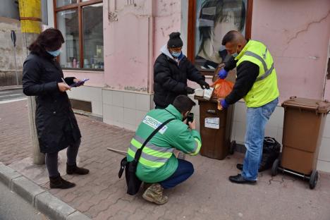 Colectare... corectată: O echipă mixtă de control ia la pas străzile Oradiei şi verifică modul în care oamenii aruncă gunoaiele (FOTO)