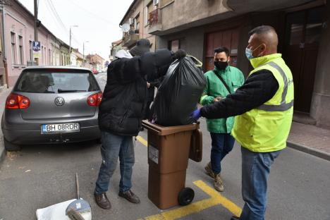Colectare... corectată: O echipă mixtă de control ia la pas străzile Oradiei şi verifică modul în care oamenii aruncă gunoaiele (FOTO)