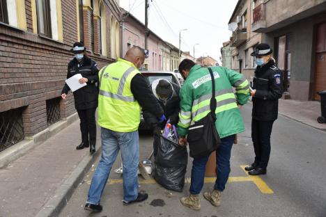 Colectare... corectată: O echipă mixtă de control ia la pas străzile Oradiei şi verifică modul în care oamenii aruncă gunoaiele (FOTO)