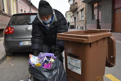 Colectare... corectată: O echipă mixtă de control ia la pas străzile Oradiei şi verifică modul în care oamenii aruncă gunoaiele (FOTO)