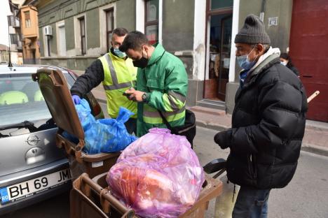 Colectare... corectată: O echipă mixtă de control ia la pas străzile Oradiei şi verifică modul în care oamenii aruncă gunoaiele (FOTO)