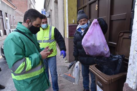 Colectare... corectată: O echipă mixtă de control ia la pas străzile Oradiei şi verifică modul în care oamenii aruncă gunoaiele (FOTO)