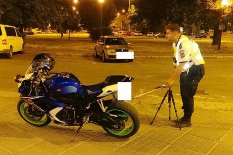 A 'plouat' cu amenzi pentru motociclişti şi şoferi cu vehicule 'tunate', în Oradea. Poliţiştii au ieşit cu sonometrul în trafic (FOTO)