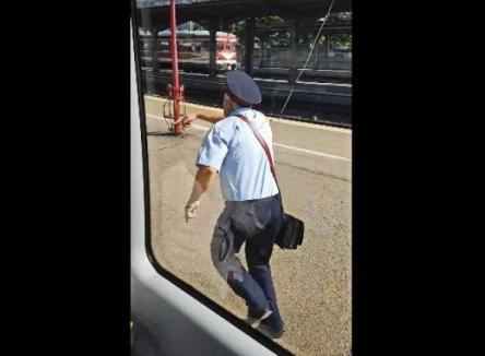 „Nașul” uitat: Un controlor a alergat în gară după trenul care pornise fără el (VIDEO)