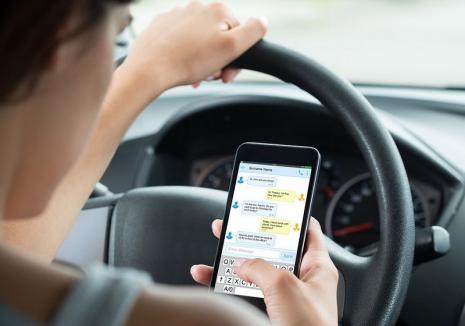 Reguli noi privind folosirea telefonului mobil la volan