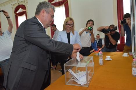 Scandal la constituirea Consiliului Judeţean: UDMR-istul Pasztor Sandor a fost ales preşedinte, după ce PSD şi UDMR au încălcat secretul votului (FOTO)