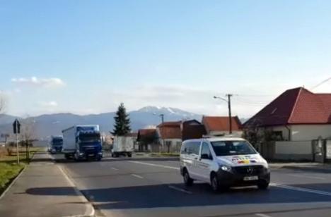 'Echipa din linia întâi': Al doilea convoi de TIR-uri cu materiale sanitare a ajuns la Oradea (VIDEO)