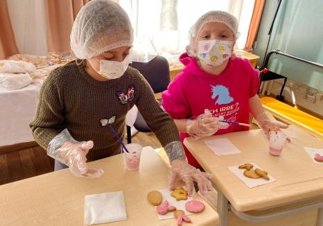 Surprize pentru copiii din familii defavorizate: Au ornat prăjituri și au primit îmbrăcăminte la Centrul de zi al DASO (FOTO)