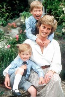 Prinţii William şi Harry au dezvelit o statuie a mamei lor, prinţesa Diana, în ziua în care ar fi împlinit 60 de ani (FOTO / VIDEO)