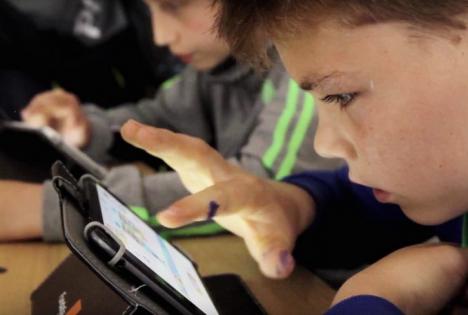 Digitaliada, la Sîntandrei: Elevii învaţă matematică şi informatică pe tabletă