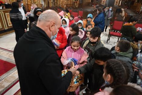 Surpriză de Sfântul Nicolae: Zeci de copii de la Centrul Caritas Eparhial din Ioaniş, aduşi la Târgul de Crăciun din Oradea (FOTO)