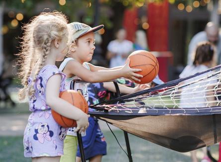 „Oradea, hai la joacă!”. Festival cu volei, tenis, baschet, escaladă, biliard cu piciorul și badminton, la Cetate