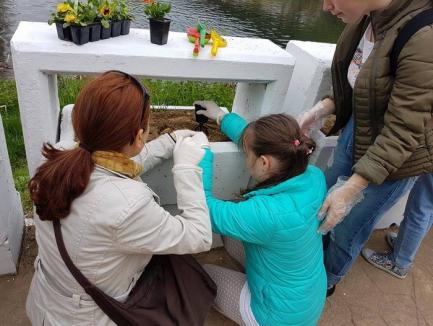 Cu ochii sufletului: Elevi nevăzători din Oradea au plantat flori pe malul Crişului (FOTO)