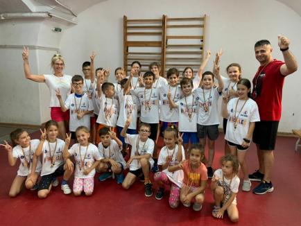 Scrimă, natație, atletism, volei. Copiii din Bihor au descoperit fascinația sportului, prin proiectul „Hercules” (FOTO)