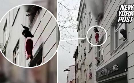 O mamă și-a aruncat copiii de la etajul 3 ca să-i scape dintr-un incendiu. Cum au fost salvați de trecători (VIDEO)