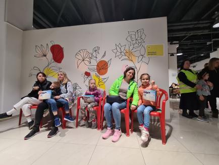 Copii ucraineni, înveseliţi la Centrul de refugiaţi din Oradea: S-au urcat în autospeciale cu pompierii, au dansat şi au mâncat pizza (FOTO)