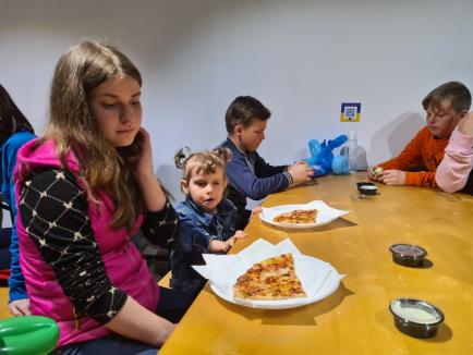 Copii ucraineni, înveseliţi la Centrul de refugiaţi din Oradea: S-au urcat în autospeciale cu pompierii, au dansat şi au mâncat pizza (FOTO)