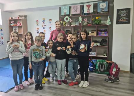 Copiii şi mărgelele: Câţiva elevi ucraineni creează figurine şi accesorii din mărgele la un atelier din Oradea (FOTO)