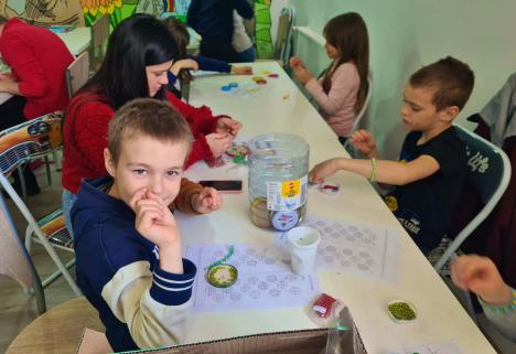 Copiii şi mărgelele: Câţiva elevi ucraineni creează figurine şi accesorii din mărgele la un atelier din Oradea (FOTO)