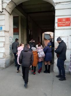 Protest inedit la sediul PSD Bihor: Învăţământul este subfinanţat, dar partidele devin milionare pe banii noştri! (FOTO / VIDEO)