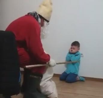 Imagini revoltătoare. Copil umilit de iubitul mamei sale, deghizat în Moş Nicolae (VIDEO)