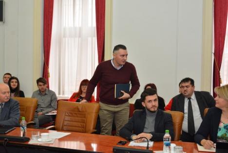 Surpriză în deschiderea şedinţei Consiliului Judeţean Bihor: Dorin Corcheş şi-a dat demisia