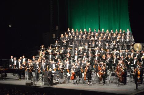 Corul Filarmonicii din Oradea a cântat cu maestrul Ennio Morricone în faţa a 80.000 de spectatori (FOTO/VIDEO)
