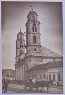 „Arhivarul” Oradiei: Cine este istoricul care are o colecție impresionantă de cărți poștale cu orașul de pe Criș? (FOTO)