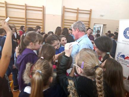 Aproximativ 300 de elevi de la Şcoala 'Oltea Doamna', la discuţii cu antrenorul echipei de polo CSM Digi Oradea, Dorin Costrăş (FOTO)