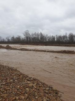 Cod portocaliu pe râuri din Bihor. Vezi unde s-au depăşit cotele de atenție și de inundaţii! (FOTO)