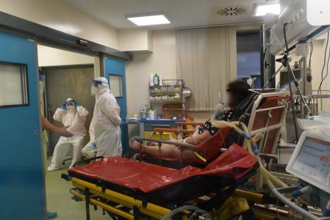 Din nou „pe roșu”: Valul 4 e aici, spitalele din Oradea nu mai au suficiente locuri la ATI pentru bolnavii Covid! (FOTO)