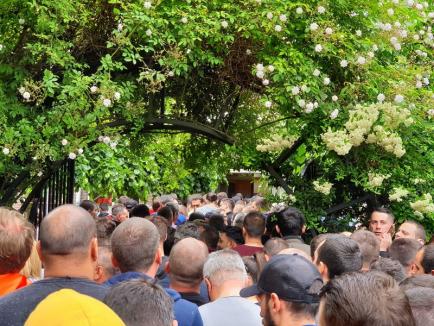 Cozi uriaşe în Diaspora. Preşedintele Iohannis a cerut degeaba prelungirea programului de vot (FOTO)