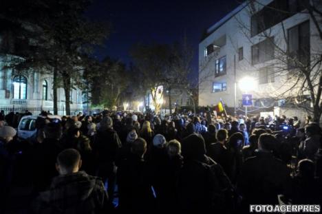 Cu câteva ore înainte de închiderea urnelor, zeci de mii de români din diaspora aşteaptă să voteze, cerând demisia Guvernului