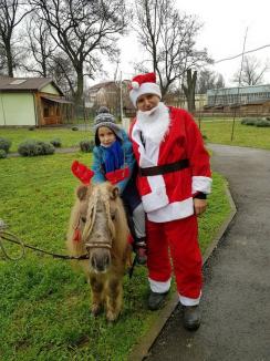 Moș Crăciun a hrănit animalele de la Zoo Oradea (FOTO)