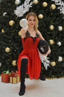 Crăciuniţă cu spadă: În ediţia specială de sărbători a BIHOREANULUI, tânăra campioană la scrimă Bianca Benea, acompaniată de Moş Crăciun, vă provoacă la duel (FOTO)