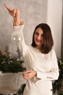 Crăiasa 'oglinzilor': Crăciuniţa BIHOREANULUI este în acest an Loredana Corchiş, una dintre cele mai apreciate jurnaliste TV (FOTO / VIDEO)