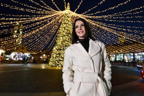 Crăiasa 'oglinzilor': Crăciuniţa BIHOREANULUI este în acest an Loredana Corchiş, una dintre cele mai apreciate jurnaliste TV (FOTO / VIDEO)