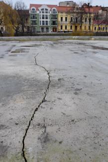 Planșeul parcării subterane din strada Independenței a început să crape, la doar 9 luni de la inaugurare. Vezi de ce! (FOTO)
