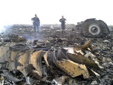 Un avion malaysian cu 298 de persoane la bord s-a prăbuşit în Ucraina. Toţi pasagerii au murit