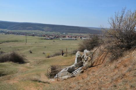 Poartă spre altă eră: La doi paşi de Oradea, avenul Betfia găzduieşte o rezervaţie paleontologică, cu fosile glaciare şi colonii imense de lilieci (FOTO)