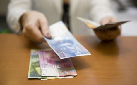 Victorie pentru clienţii cu credite în franci elveţieni: OTP Bank, obligată să scoată prevederile care cresc nejustificat dobânzile