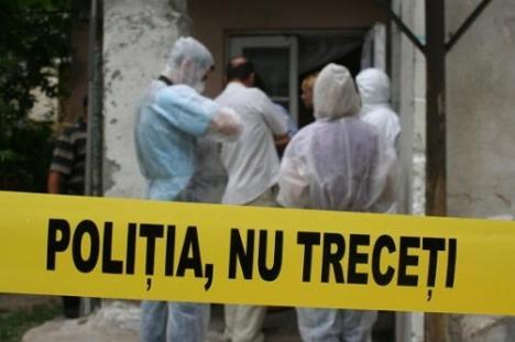 Crimă în Aleşd. O femeie a fost găsită înjunghiată în faţa apartamentului ei