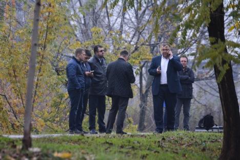 Descoperire macabră în Oradea: Un tânăr dezbrăcat a fost găsit mort lângă un bloc, cu capul zdrobit (FOTO / VIDEO)