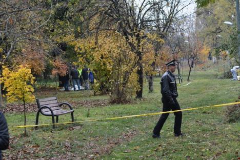 Descoperire macabră în Oradea: Un tânăr dezbrăcat a fost găsit mort lângă un bloc, cu capul zdrobit (FOTO / VIDEO)