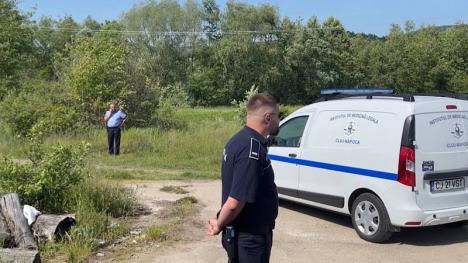 Descoperire şocantă în Bihor: Cadavrul unei femei, împachetat în saci menajeri, a fost găsit aruncat între buruieni la Cornițel (FOTO / VIDEO)