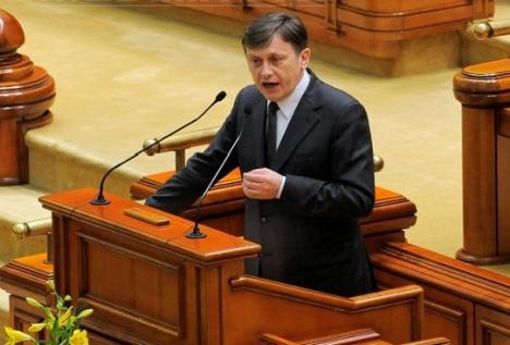 Crin Antonescu a demisionat din funcţia de preşedinte al Senatului 