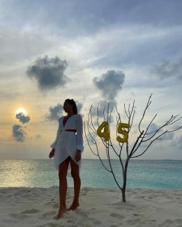 „Bun venit, 45!”. Orădeanca Crina Abrudan, aniversare romantică pe o insulă din Maldive (FOTO)